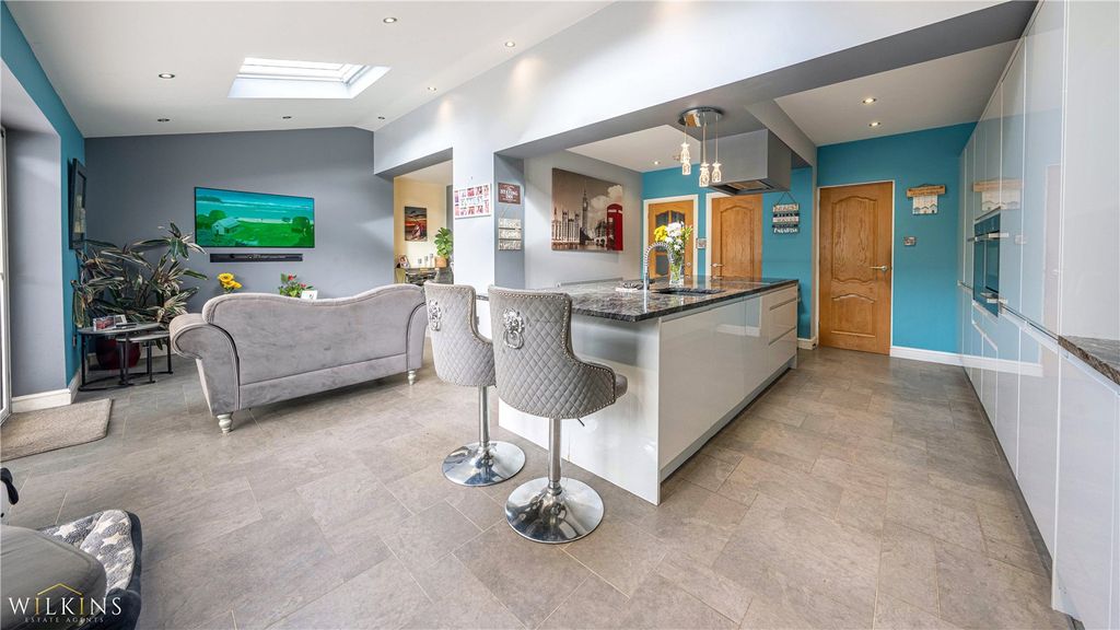 Property photo 2 of 38 Picture No. 15