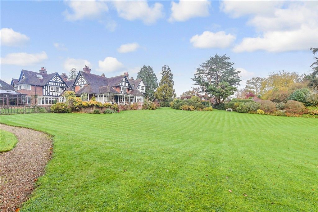 Property photo 2 of 14 Communal Gardens