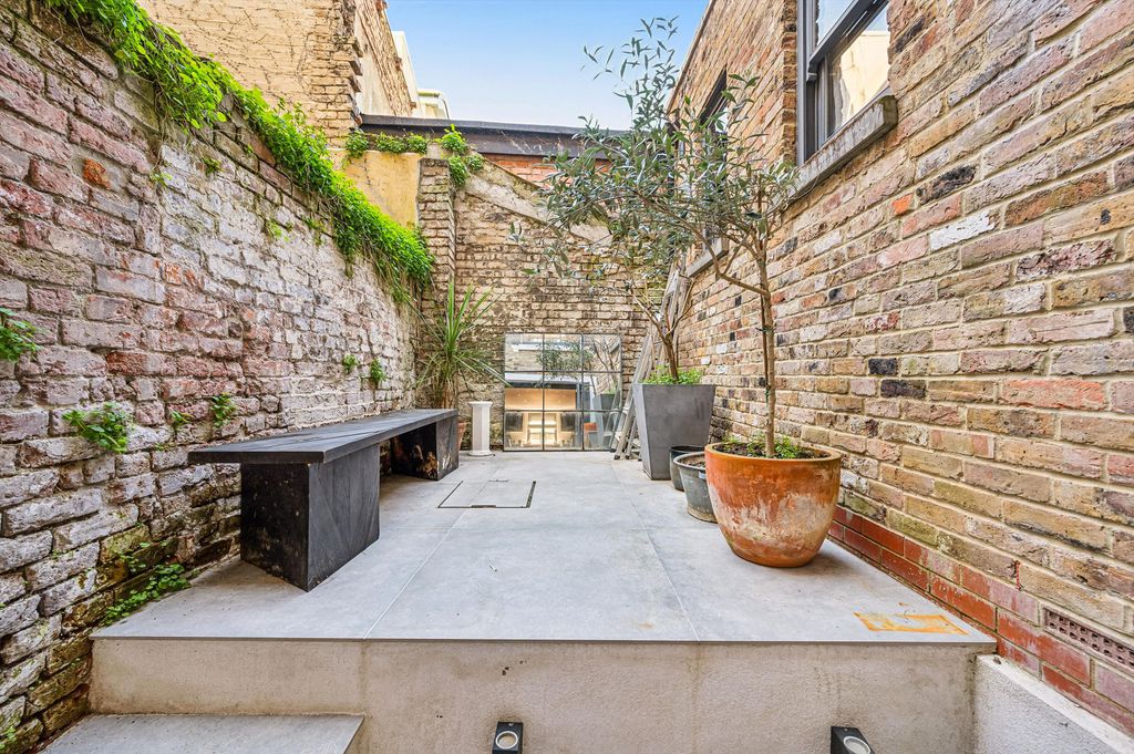 Property photo 3 of 18 Image