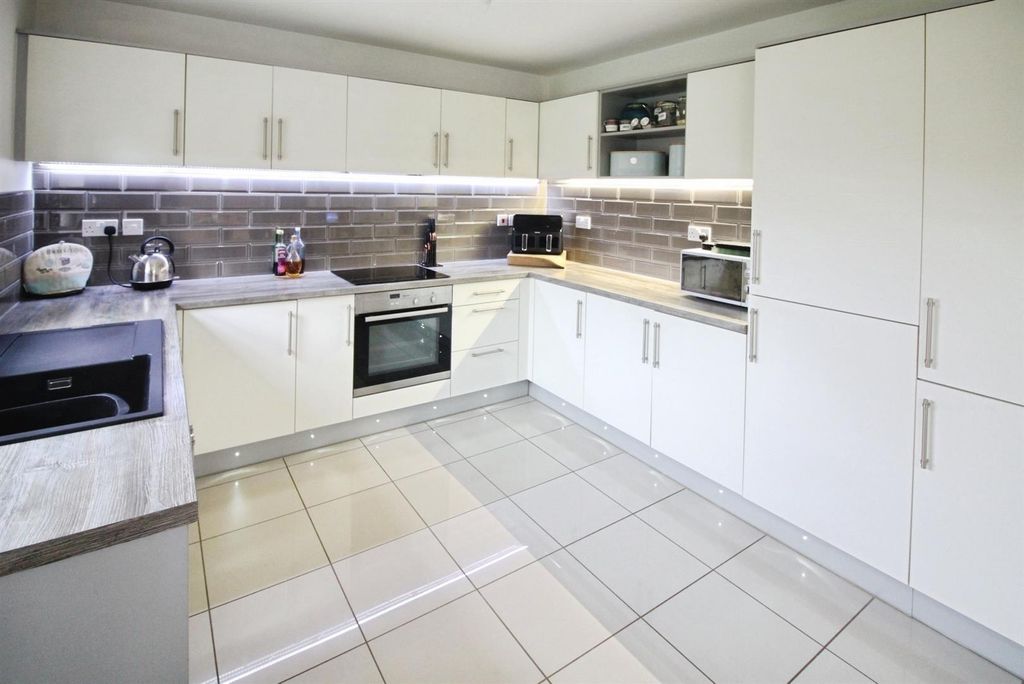 Property photo 2 of 19 Kitchen