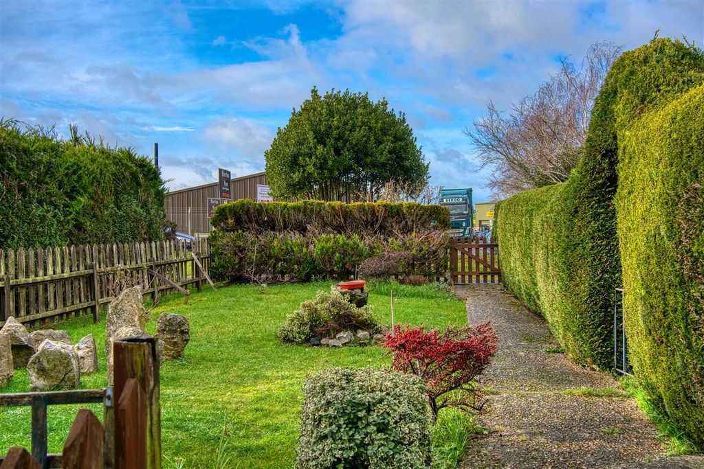 Property photo 2 of 10 Front Garden