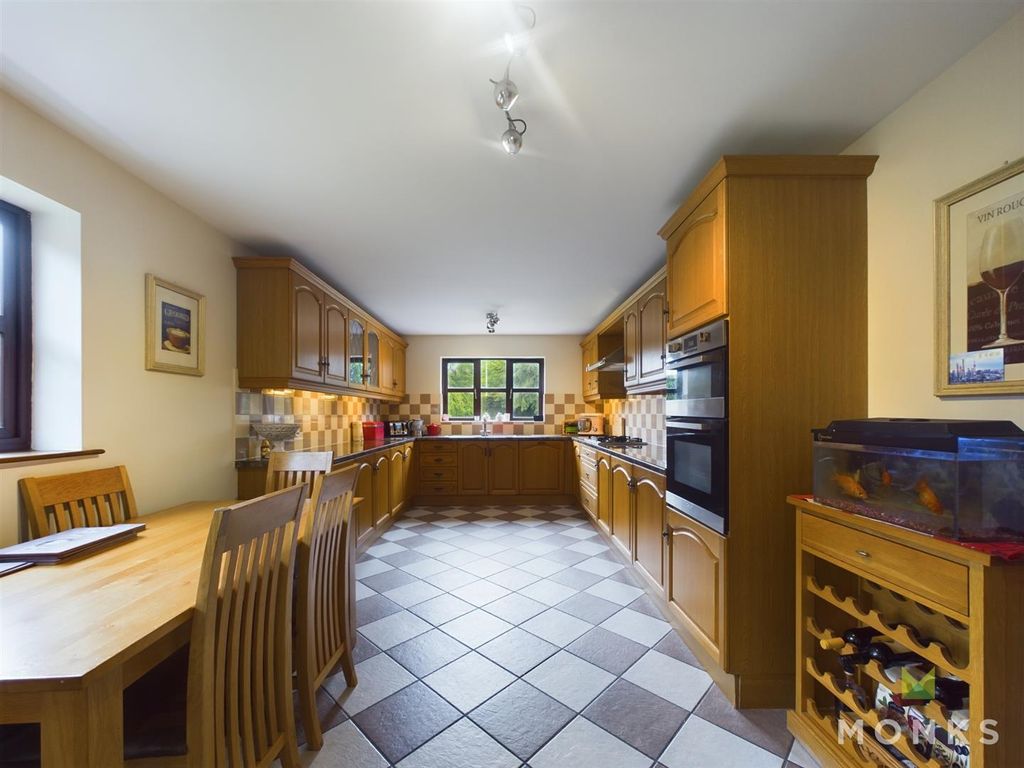 Property photo 3 of 25 Cam01348G0-Pr0400-Still029.Jpg