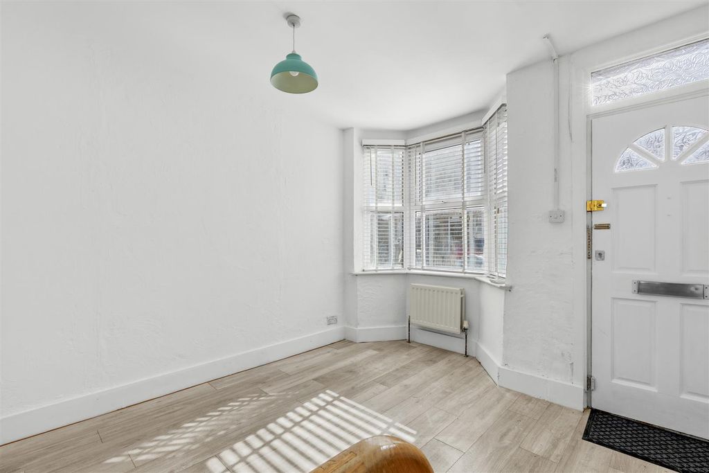 Property photo 3 of 14 64 West End Rd, Hp11 2Qf-1.Jpg