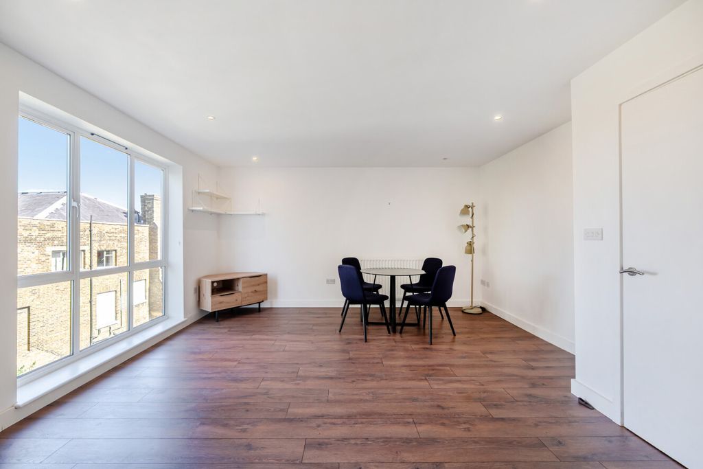 Property photo 2 of 9 4-6A7c4F482118c-1...