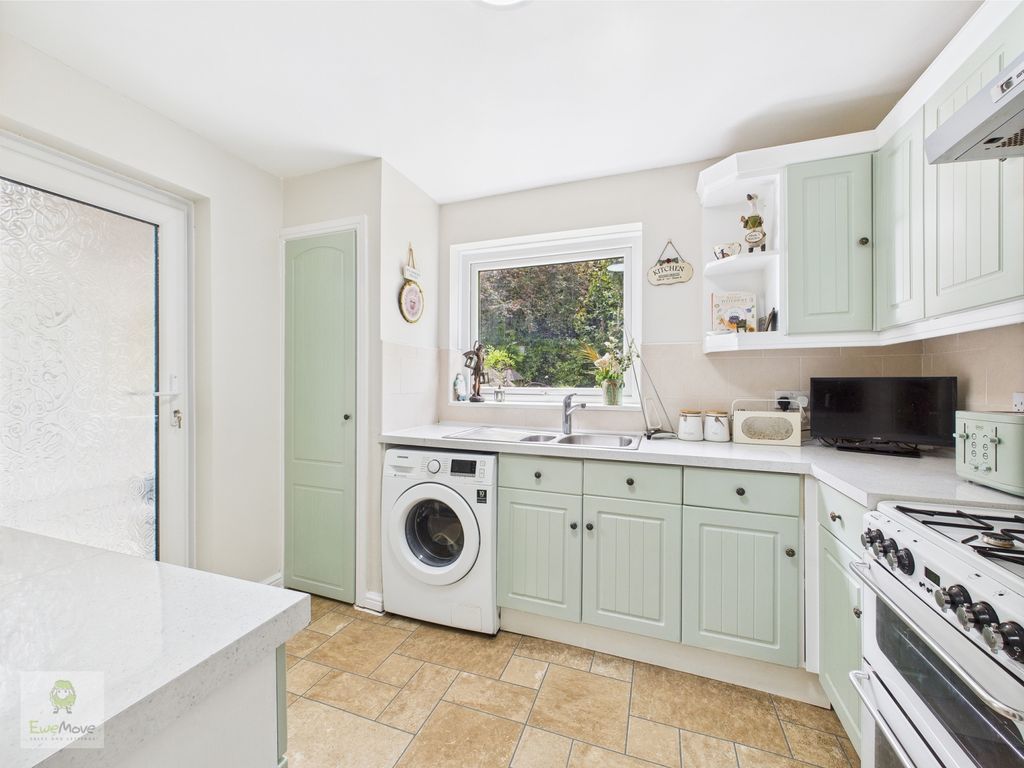 Property photo 3 of 17 Kitchen