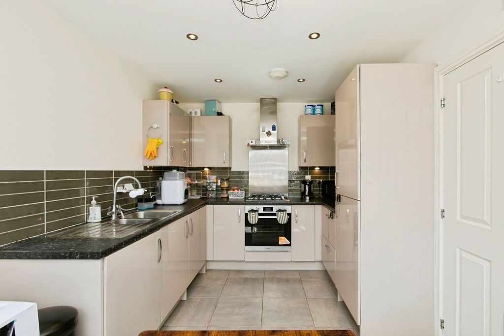 Property photo 3 of 17 Kitchen