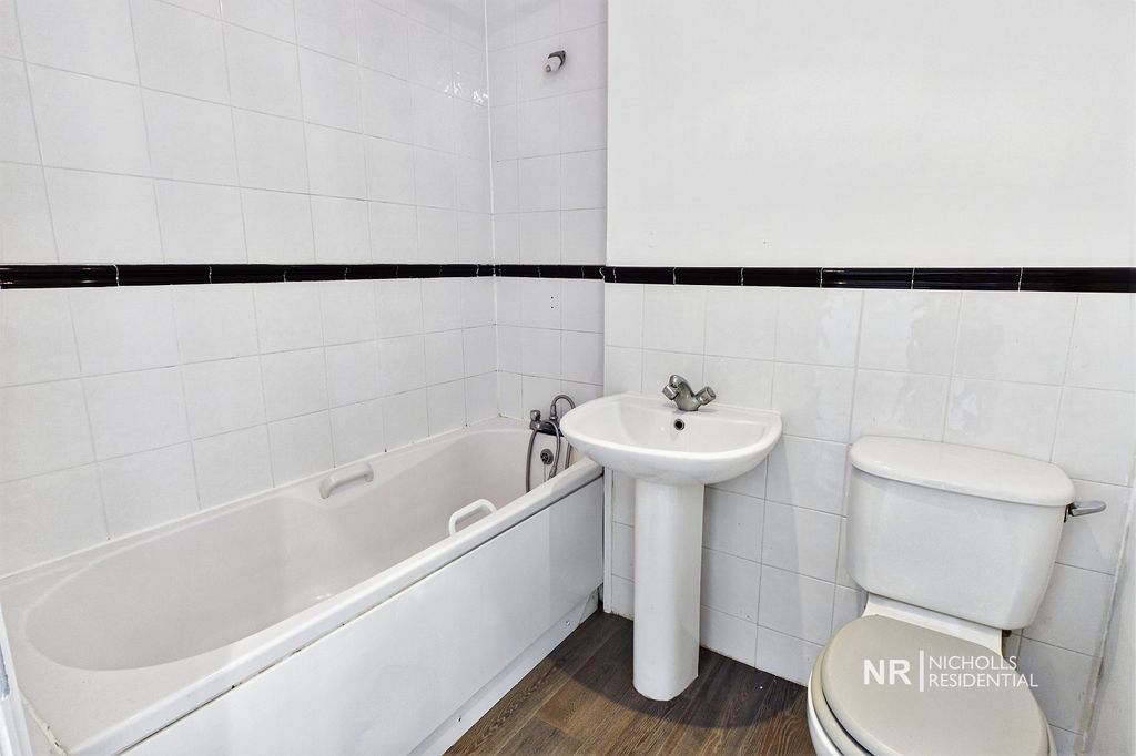 Property photo 3 of 9 Bathroom