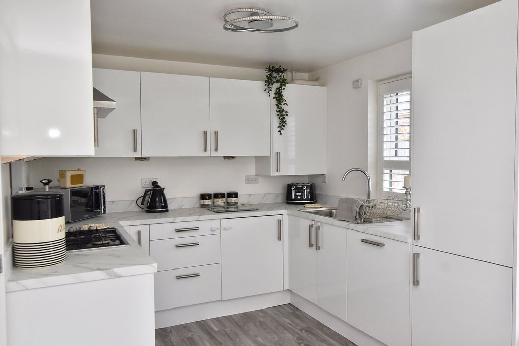 Property photo 3 of 18 Kitchen