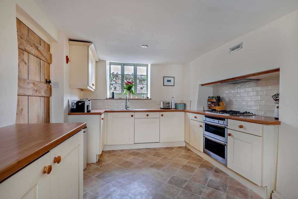 Property photo 3 of 25