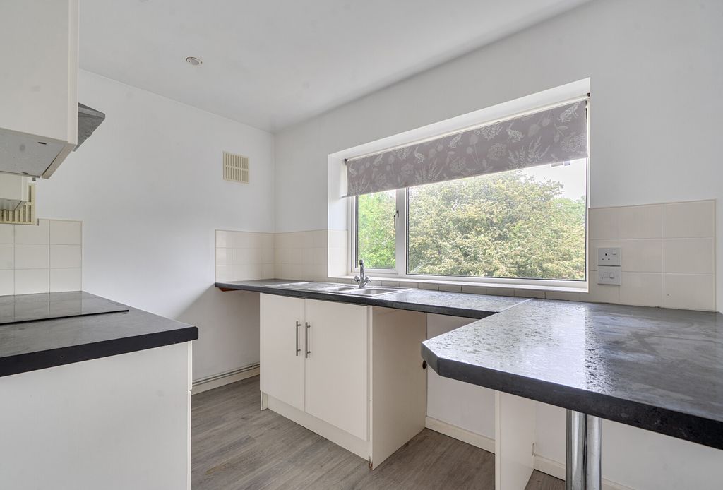 Property photo 3 of 14 1454575-13-69F4Ad...