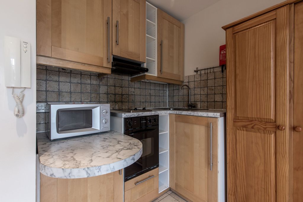 Property photo 3 of 10 Kitchen