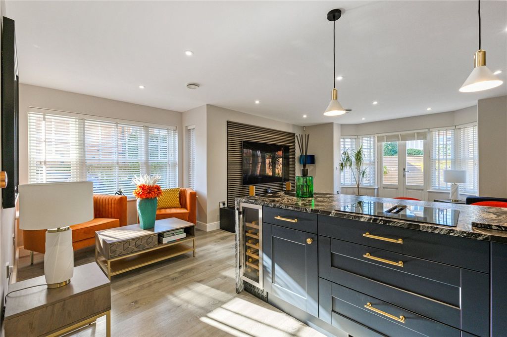 Property photo 3 of 14 Living Room/Kitchen