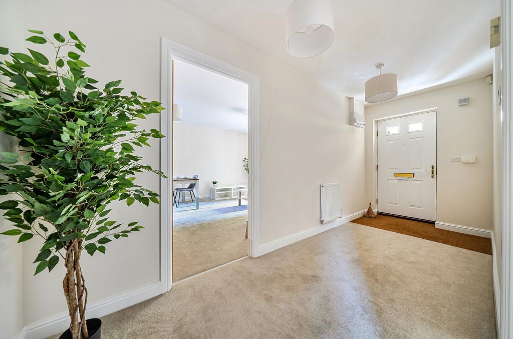 Property photo 3 of 25 Entrance Hall