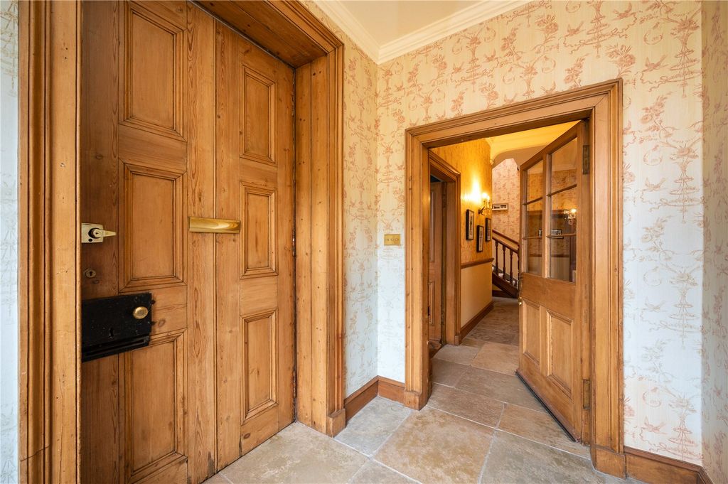 Property photo 3 of 33 Entrance Hall