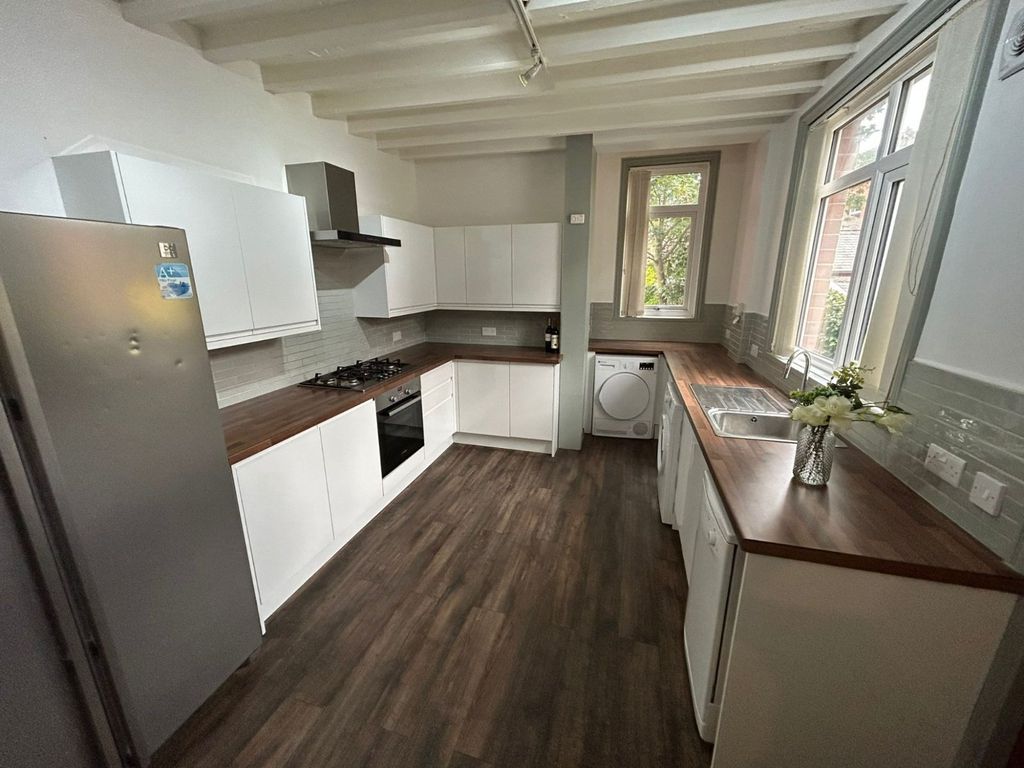 Property photo 3 of 25 Kitchen