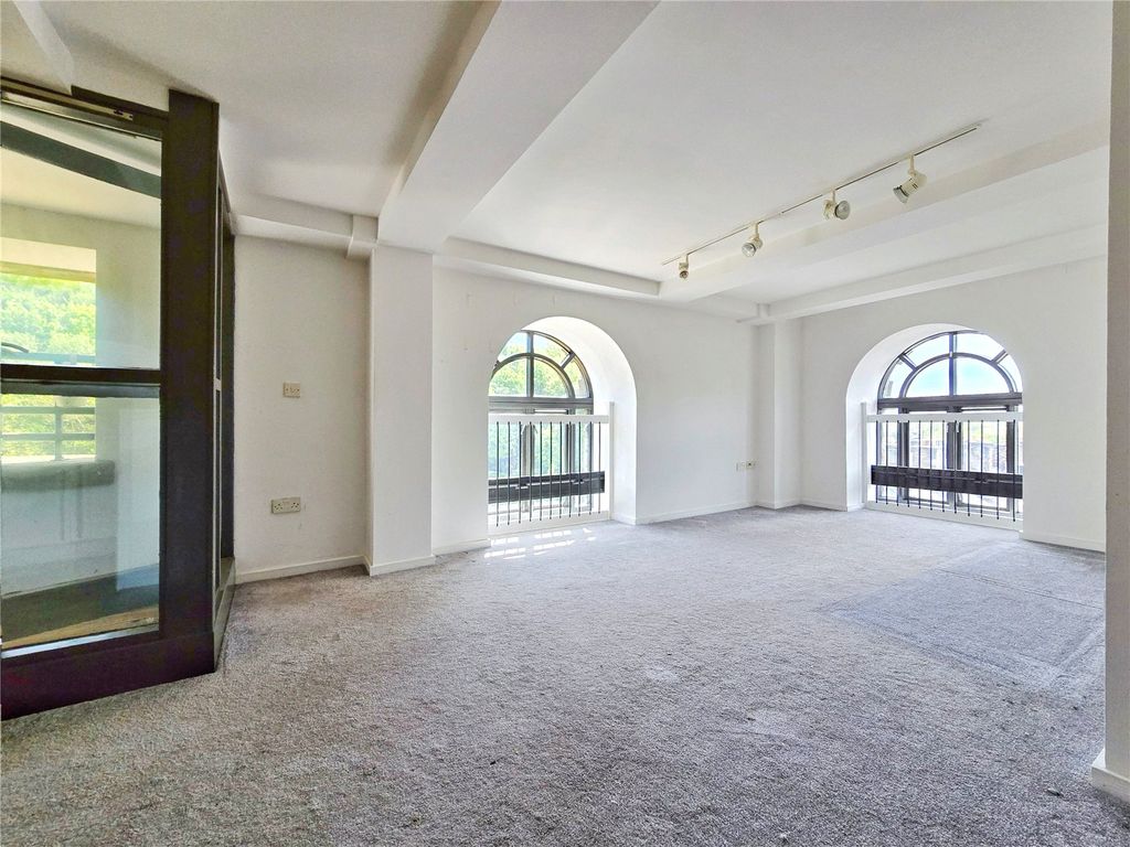 Property photo 2 of 28 Twin Aspect Lounge