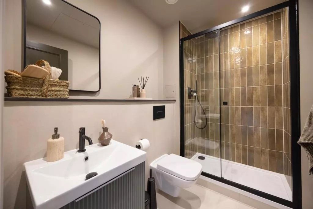 Property photo 3 of 21 Bathroom