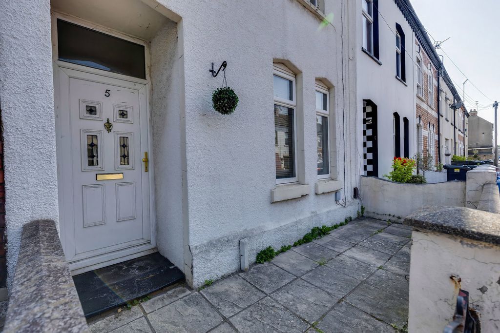 Property photo 2 of 27