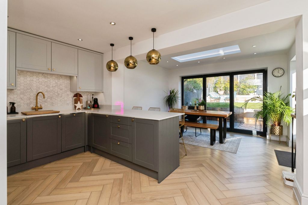 Property photo 2 of 22 41Mountviewclosevangebasildonss164Rn-7