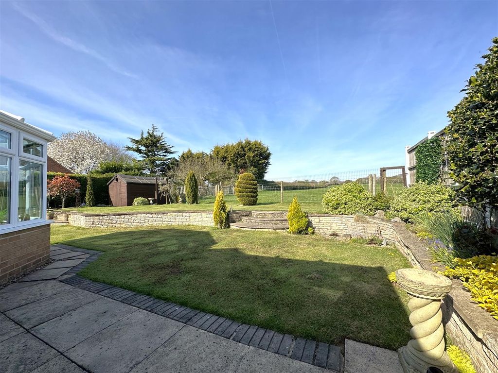 Property photo 3 of 26 Wonderful Landscaped Garden 622