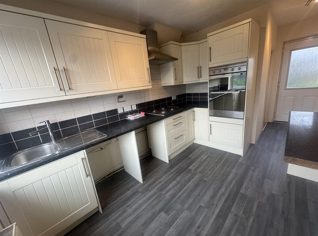 Property photo 3 of 10 Kitchen