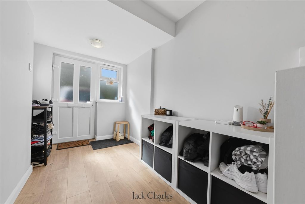 Property photo 3 of 25 5 Whetstead Road-30.Jpg