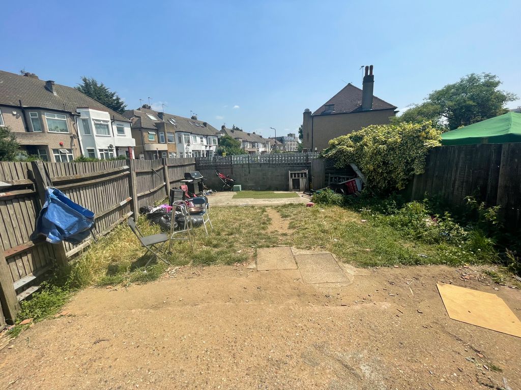 Property photo 2 of 14 Yard/Garden