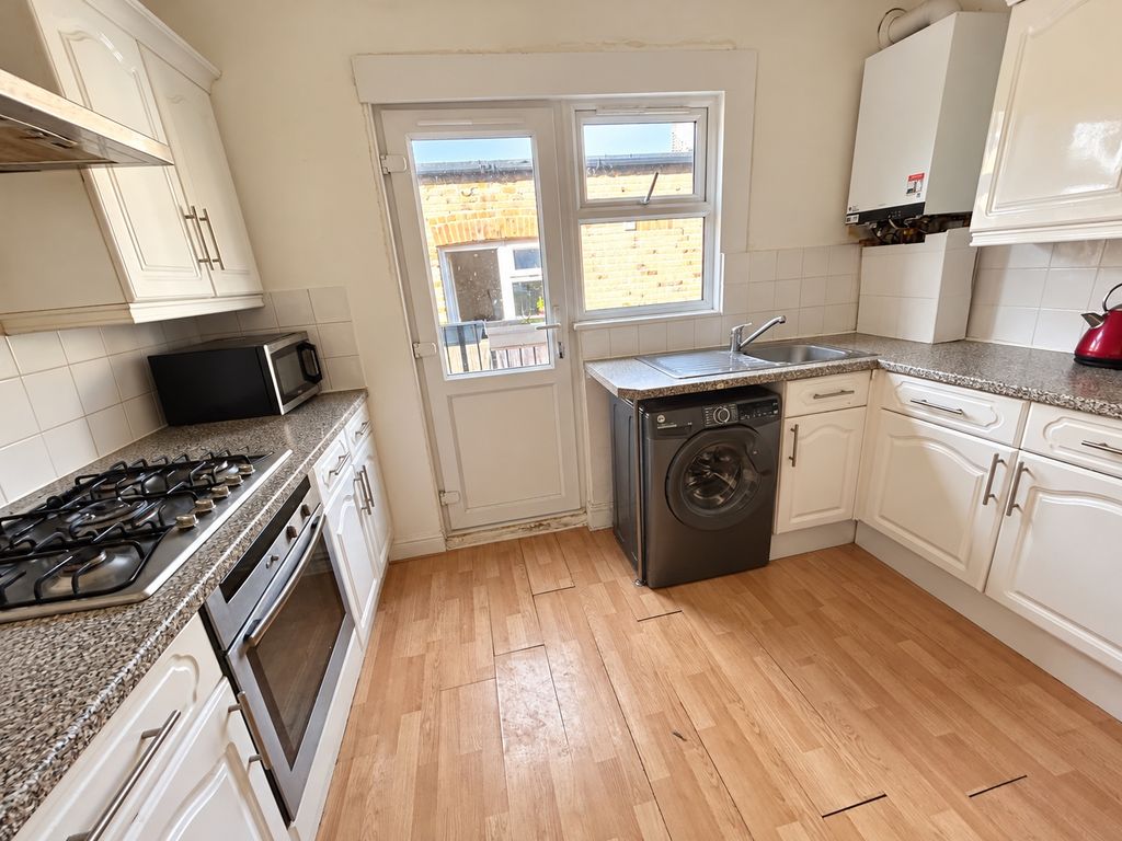 Property photo 3 of 13 Bright, Tidy Kitc...