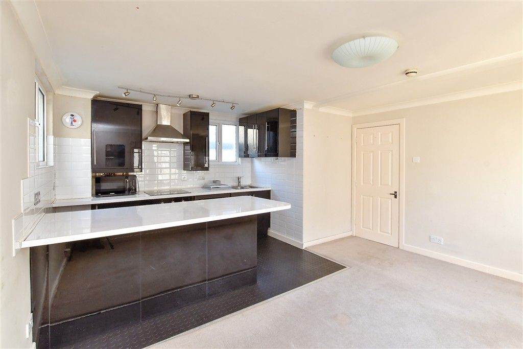 Property photo 1 of 8 Kitchen / Lounge