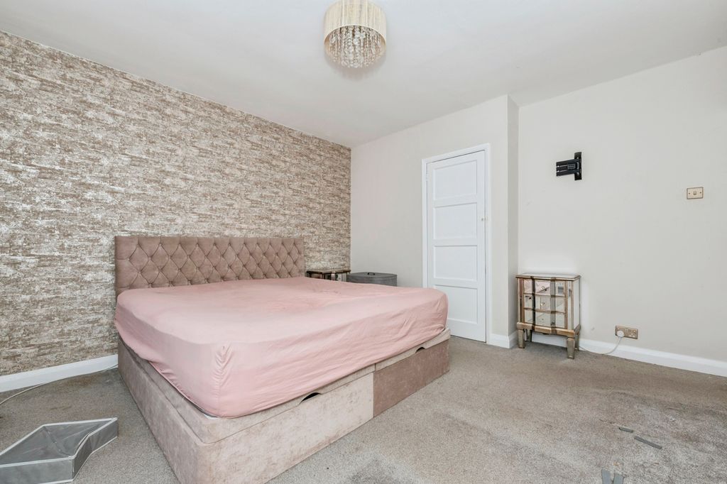 Property photo 2 of 18 Bedroom One