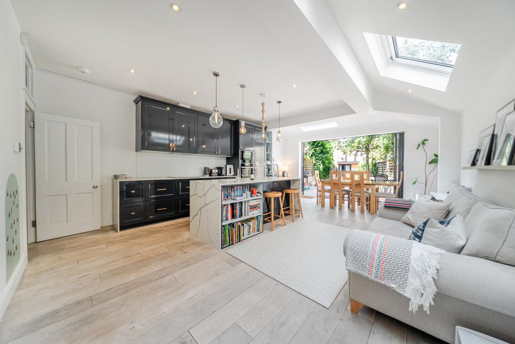 Property photo 1 of 15 1-6A579635152F1-1...