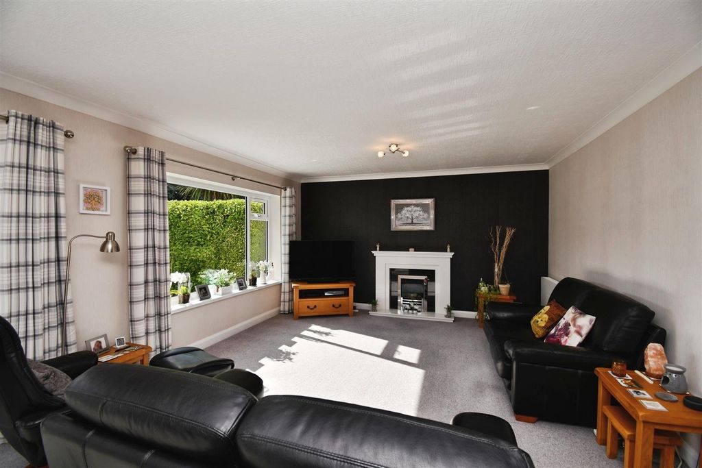 Property photo 1 of 16 Lounge