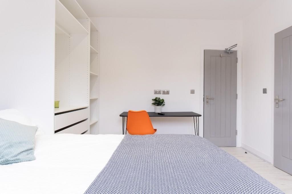 Property photo 2 of 15 Bright And Modern Bedroom Featuring A Spacious Dou...