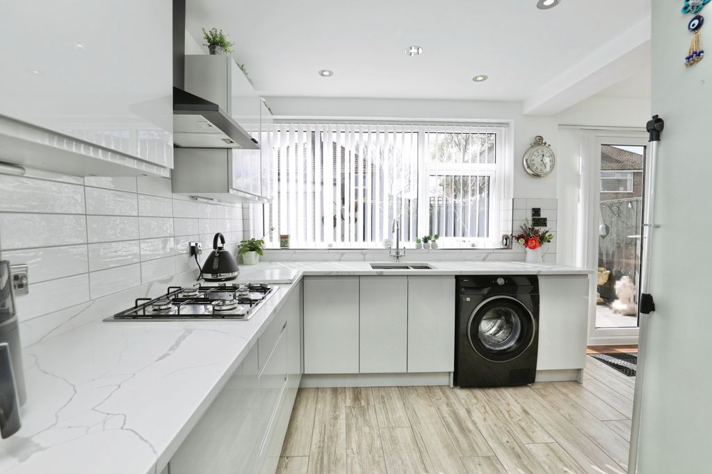 Property photo 3 of 21 Kitchen