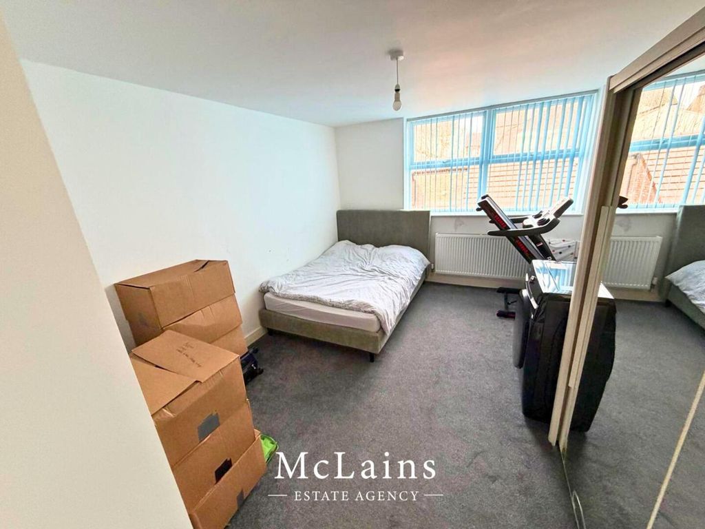 Property photo 2 of 6 Bedroom