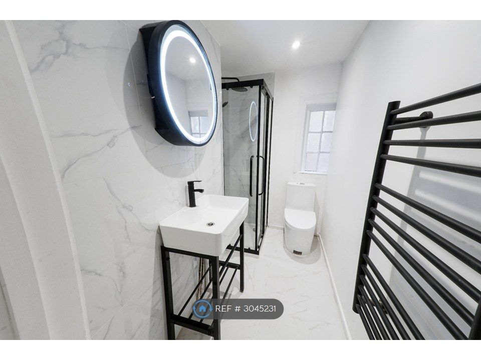 Property photo 1 of 18 Bathroom