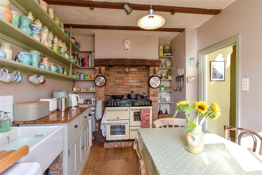 Property photo 3 of 11 Kitchen