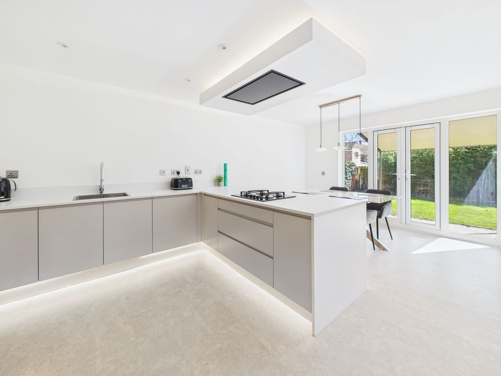 Property photo 3 of 31 Dining Kitchen