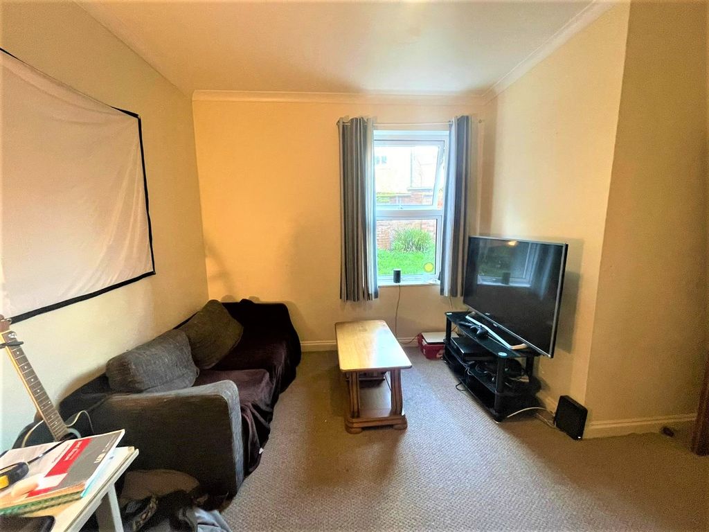 Property photo 3 of 6 Living Room