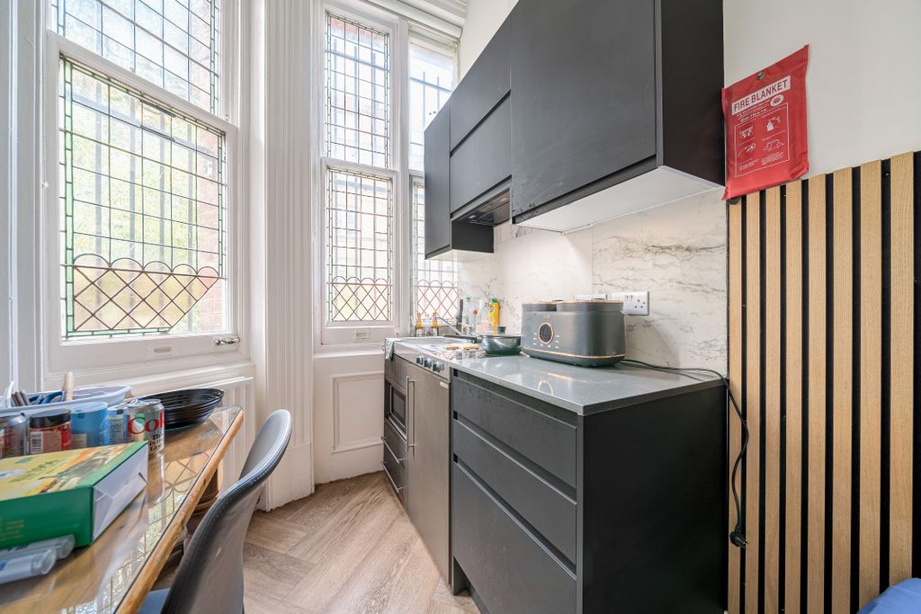 Property photo 1 of 4 Contemporary Semi-Studio For Short-Term Rent