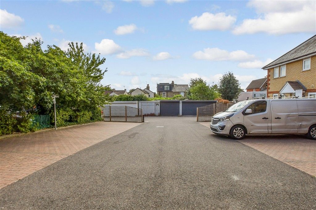Property photo 2 of 9 Driveway/Parking