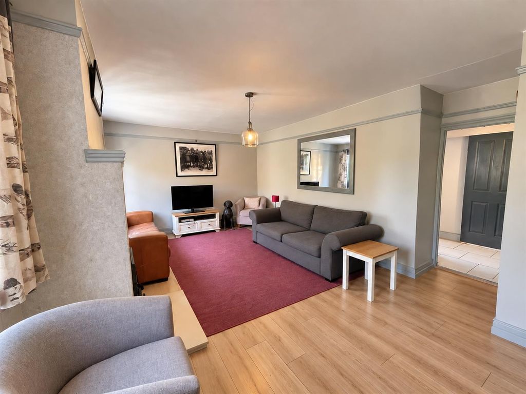Property photo 3 of 27 Cushion-Free Neutral Living Room.Png