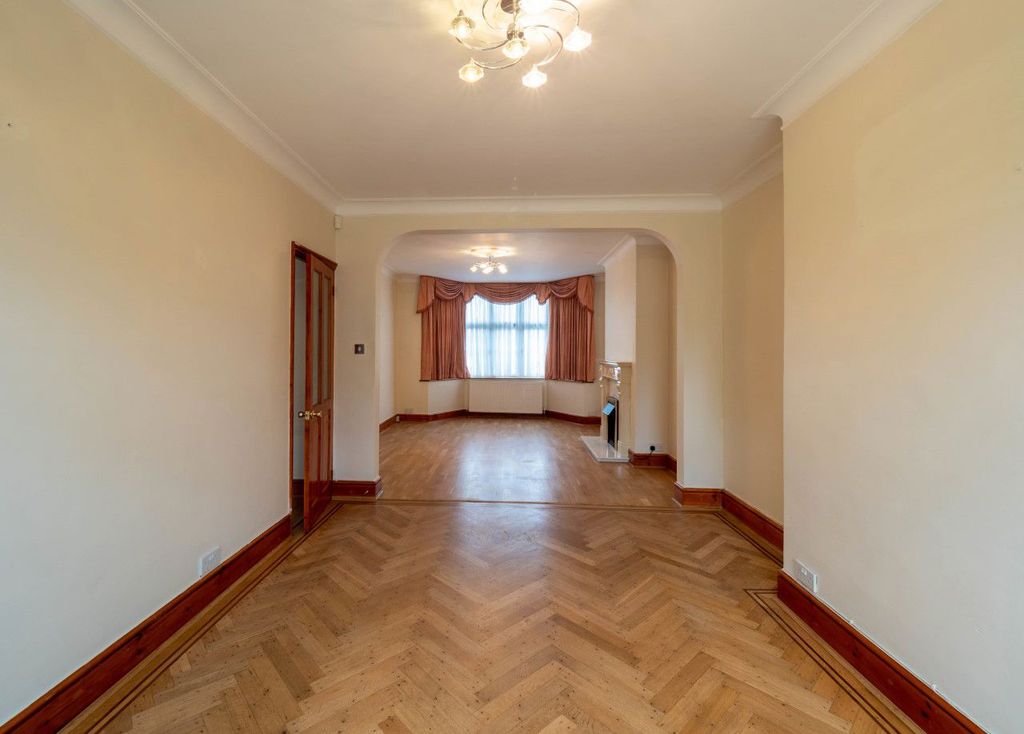 Property photo 3 of 34