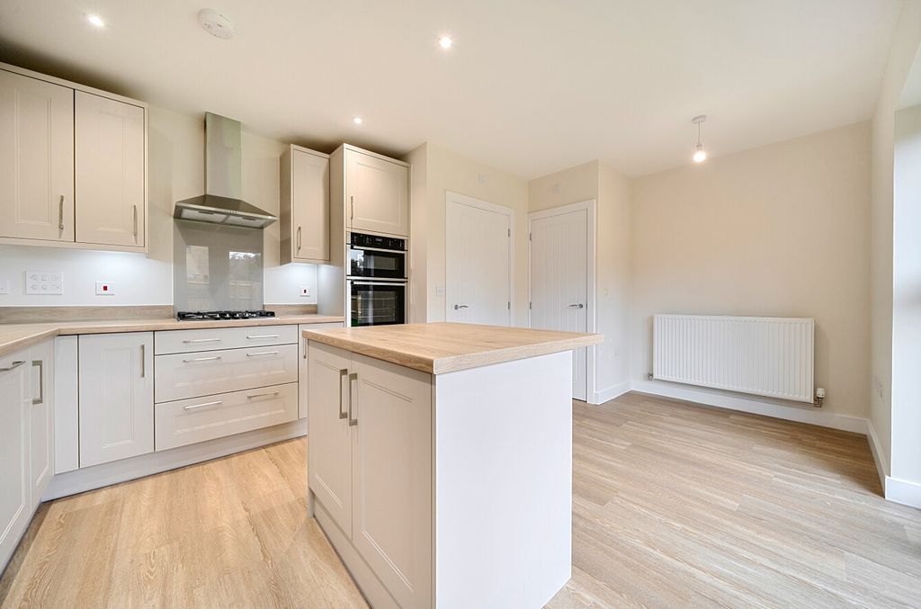 Property photo 3 of 14 1370840-16-6909E9...