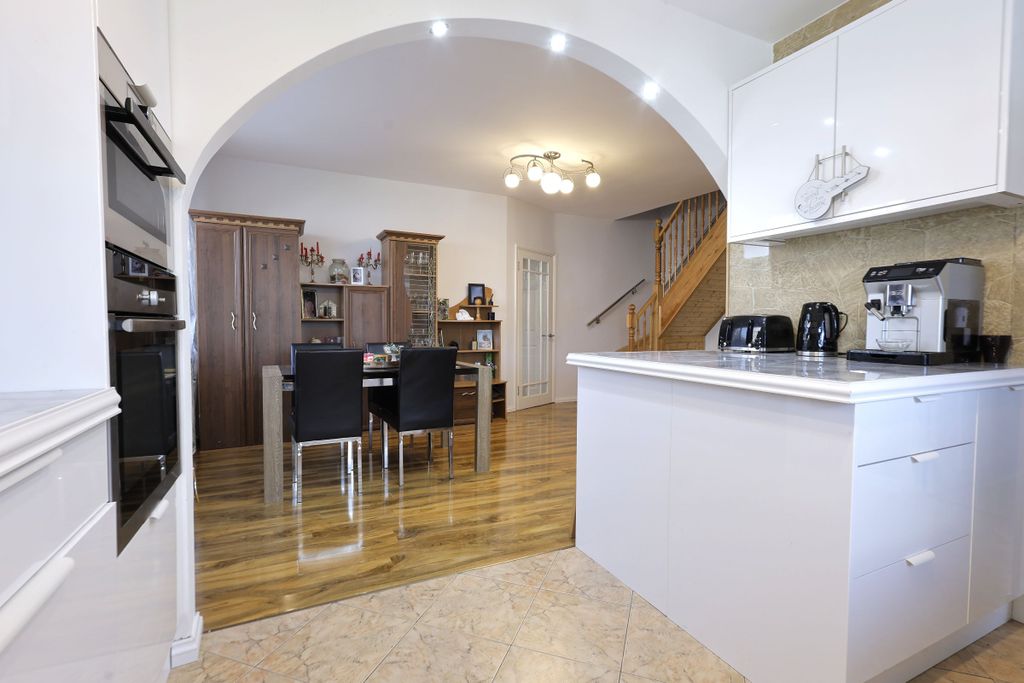 Property photo 3 of 32