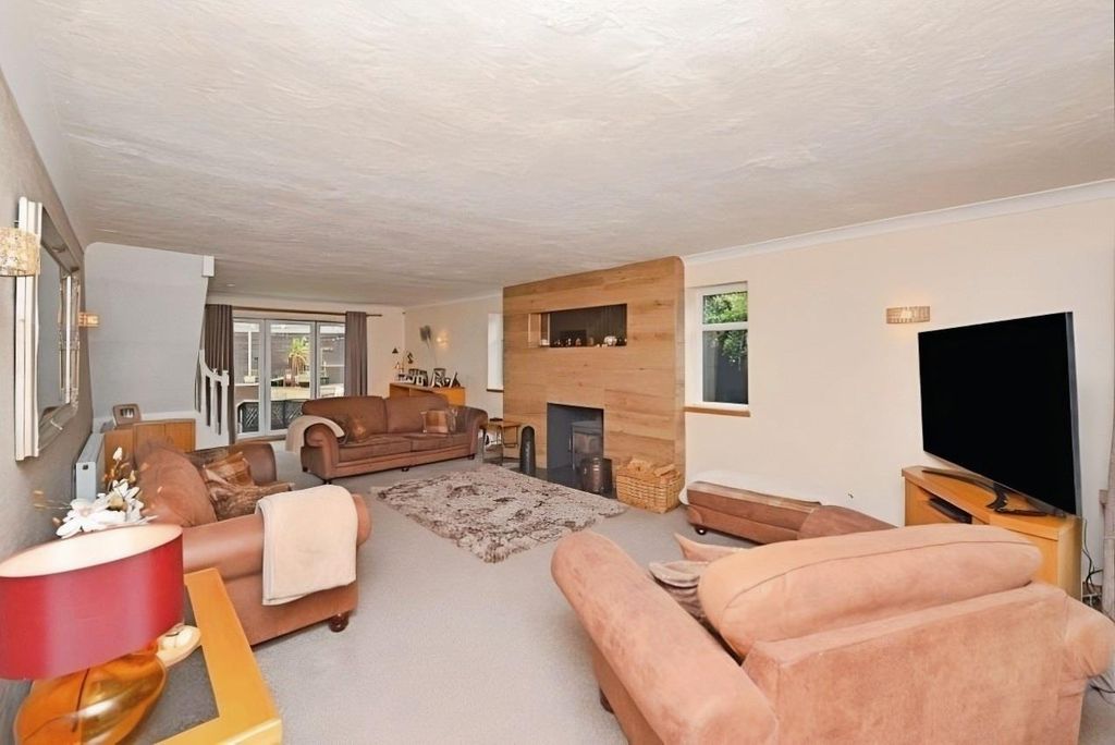 Property photo 3 of 41 Lounge