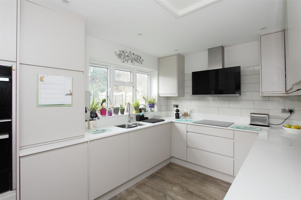 Property photo 2 of 17 2 Danebury View Ph11.Jpg