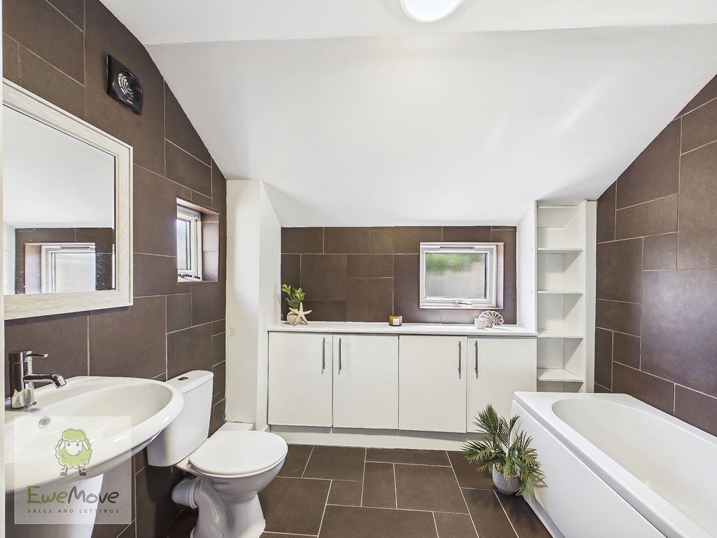Property photo 2 of 16 Bathroom