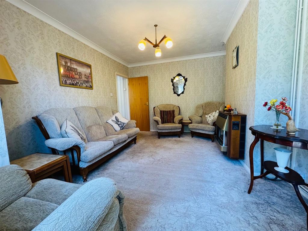Property photo 3 of 12 Lounge: