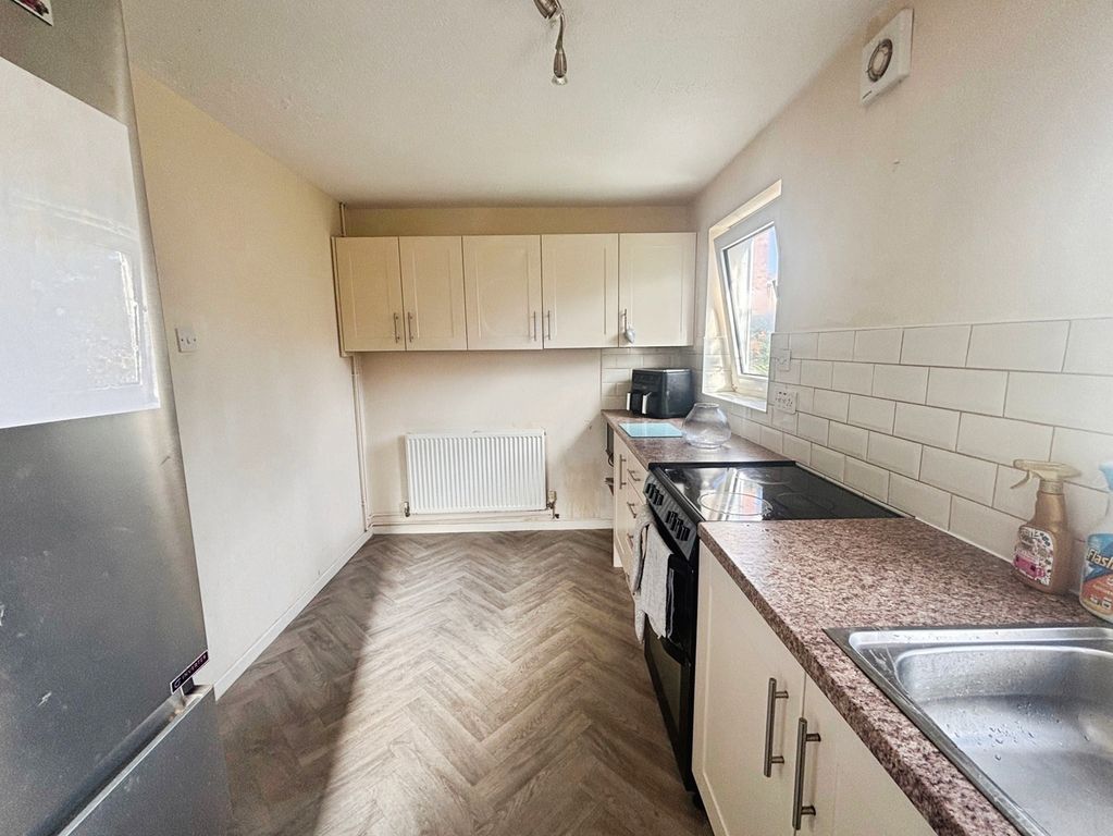 Property photo 3 of 10 Kitchen